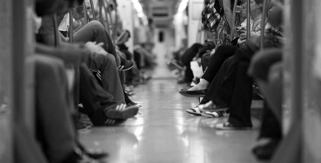 正太视频 深色桌面上排列着写有校园日常、港台纪实、日韩剪辑等字样的题材分类卡片，霓虹绿标签标注盒名