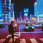 读者头像：城市夜景中的路灯与行人