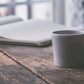 读者头像：深夜台灯下的书桌一角，摊着笔记本与一杯冷掉的茶
